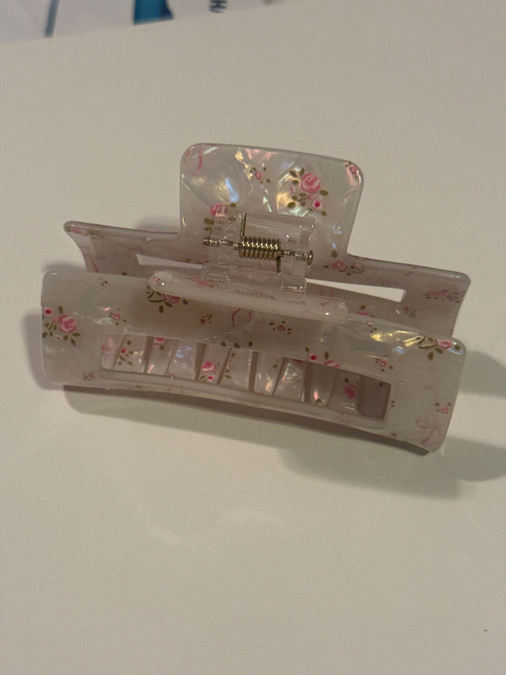 Pearlized clip with flowers