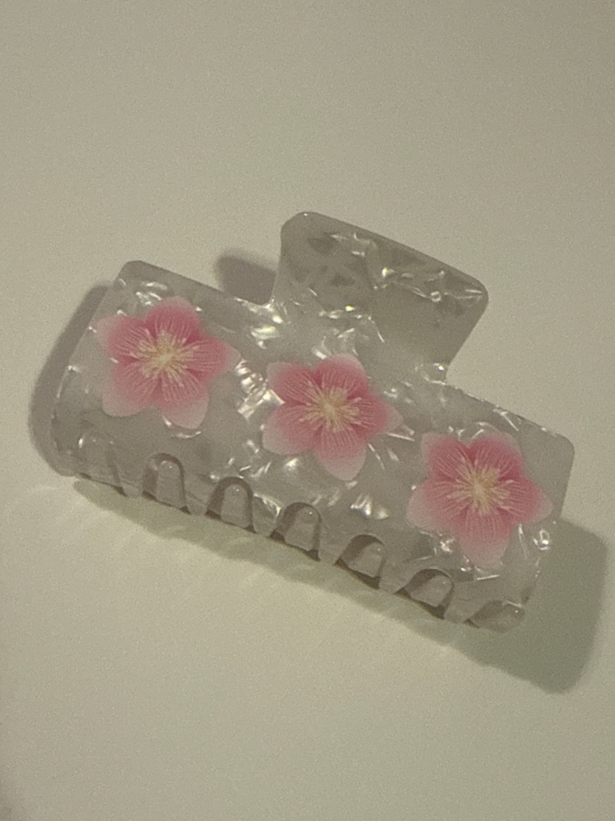 Pearlized clip with hibiscus flower